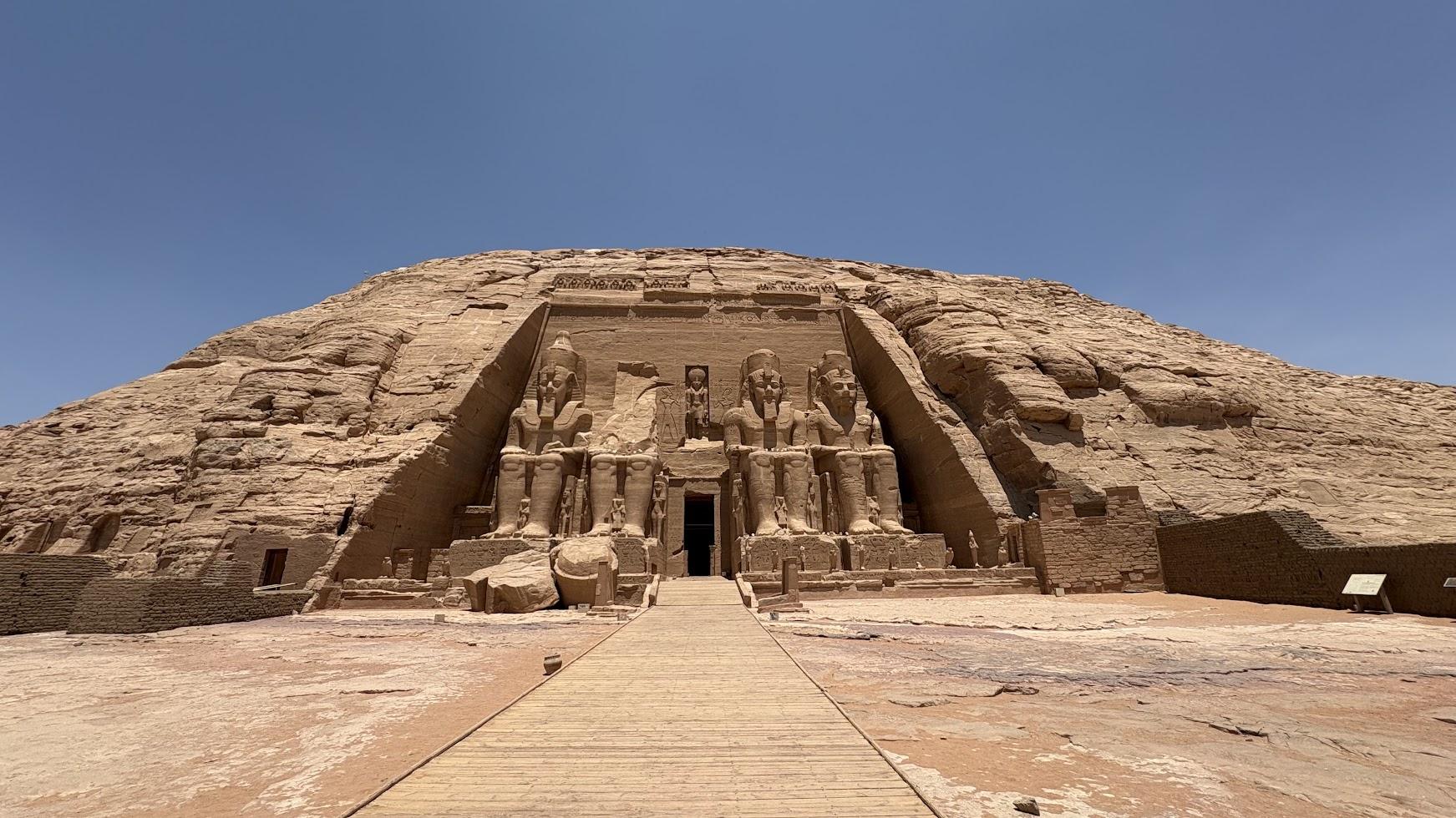 【2025年版】アスワンからアブシンベル神殿への行き方完全ガイド！バス・ツアー・飛行機を徹底比較