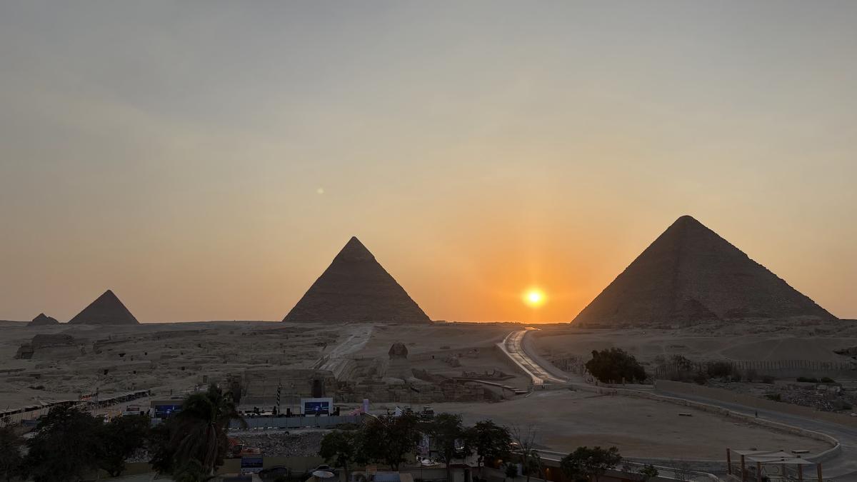 ギザの三大ピラミッドと夕陽