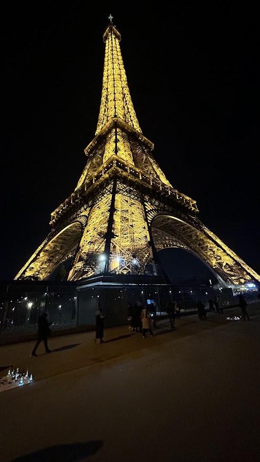 ライトアップされたエッフェル塔