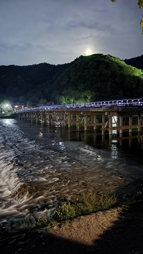 夜に撮影した渡月橋