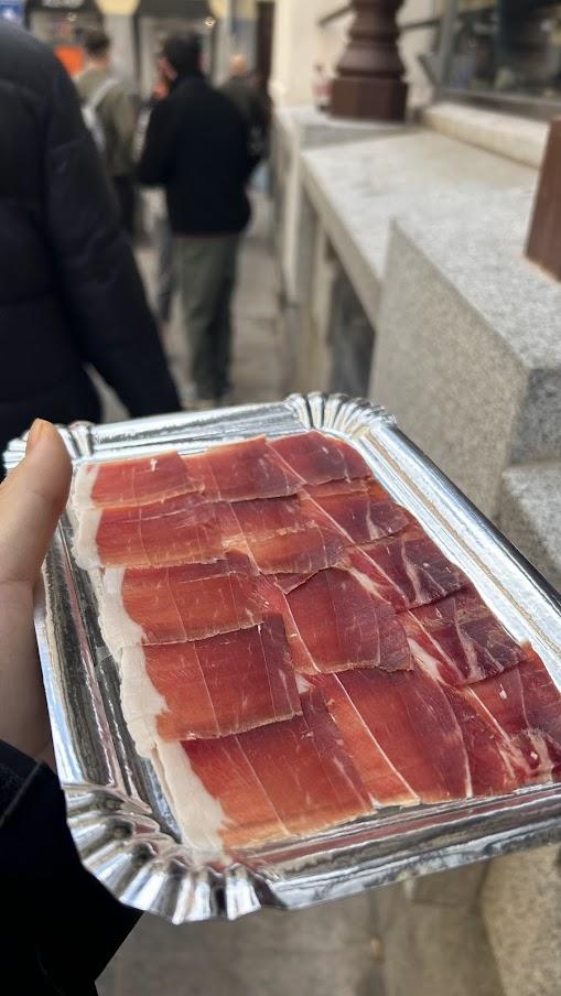 サンミゲル市場の生ハム