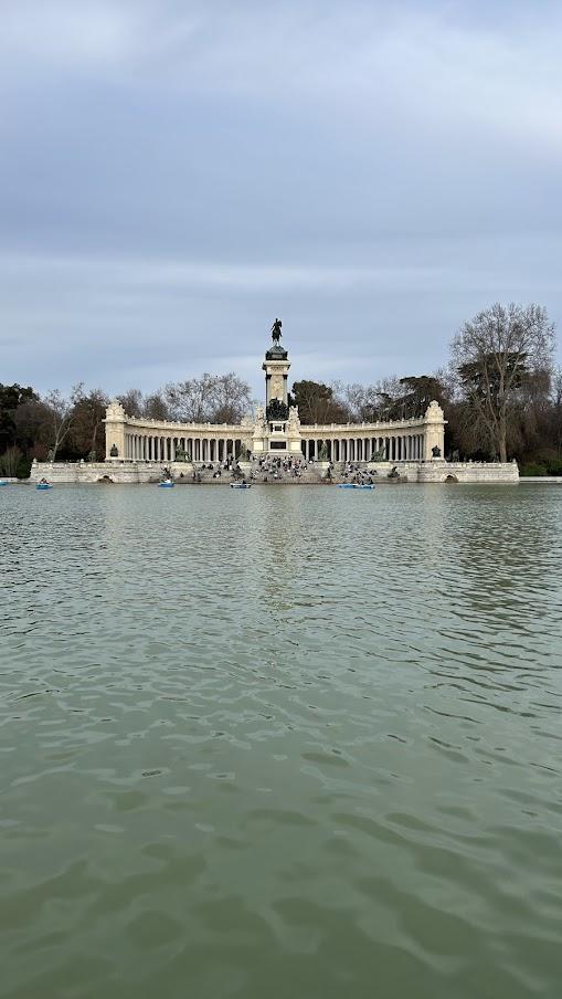Pond in El Retiro Park