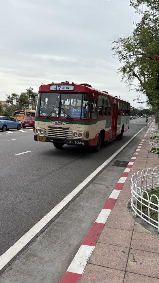 【2025年最新】バンコク究極の節約術！激安8バーツのローカルバス（赤バス）乗りこなしガイド