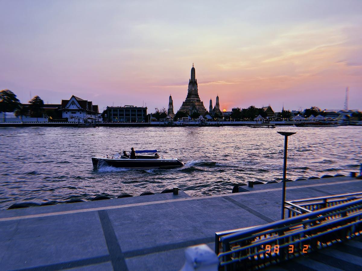 Emotional Wat Arun