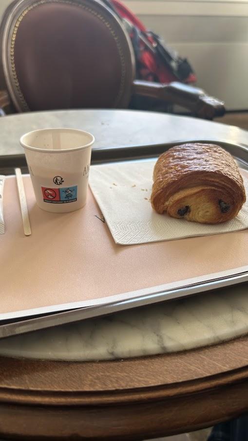 ヴェルサイユ宮殿内のカフェでの朝食