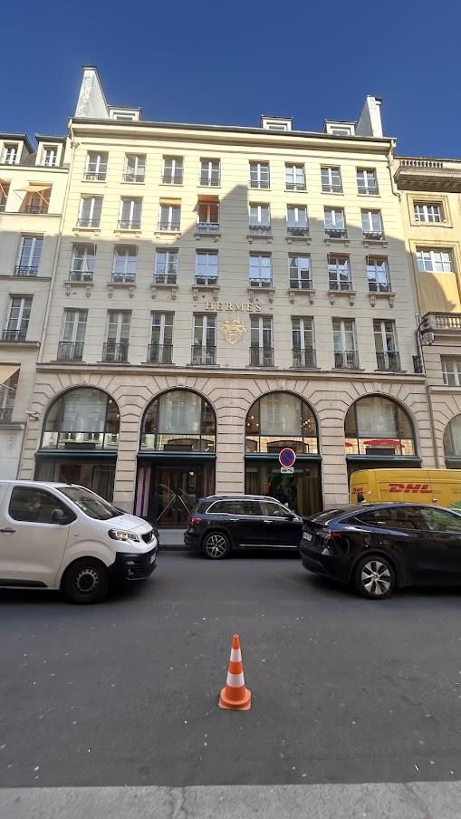 サントレノ通りにあるエルメス